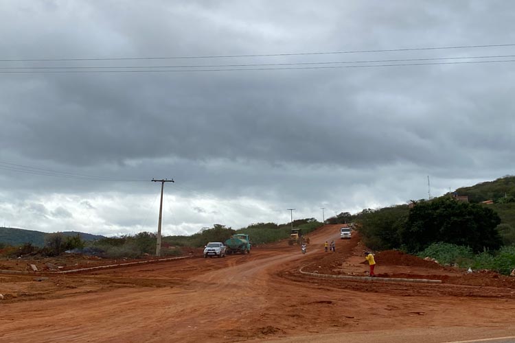 Brumado: Esmeraldas e Olhos D?água recebem obras de pavimentação visando novos eixos de escoamento viário