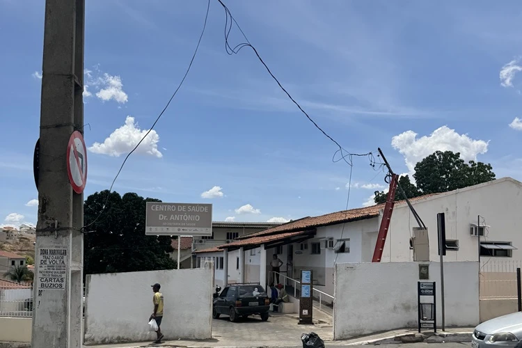 Caminhão derruba fiação e deixa Centro de Saúde sem energia em Macaúbas