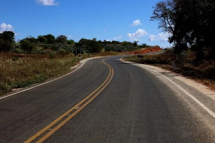 Carro cai em ribanceira às margens da BA-156 em Boquira e motorista ferido