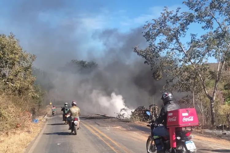 Caminhão tanque explode na BR-430 em Igaporã