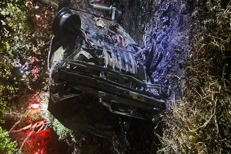 Homem colide contra animal, carro pega fogo e ele morre carbonizado em Guanambi