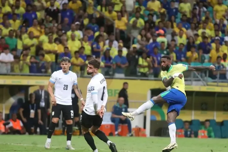 Em Salvador, Brasil empata com o Uruguai e cai para o 5° lugar das Eliminatórias