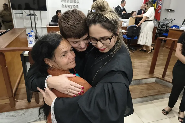 Barra da Estiva: Mãe de Beatriz é abraçada por promotoras após condenação de ex-vereador