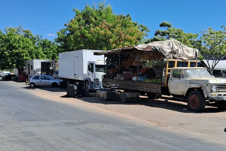 SMtran notifica donos de caminhões para desocupação na Feira Livre de Guanambi