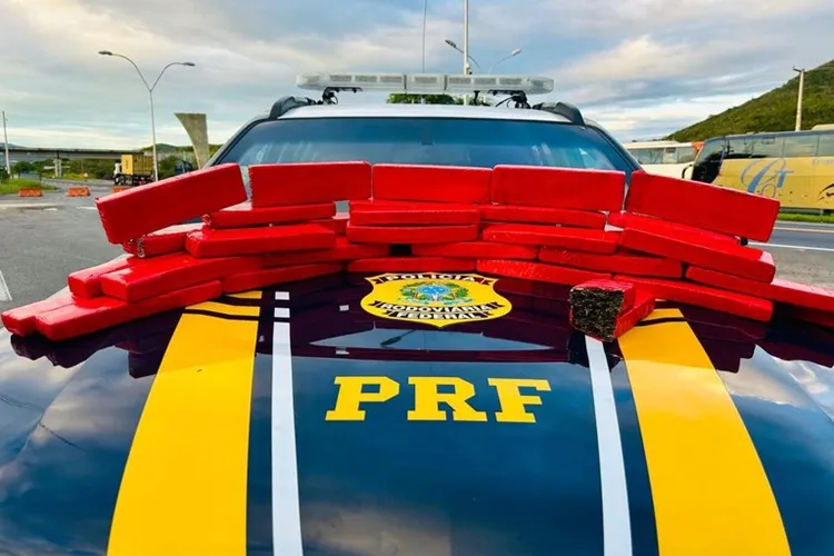 PRF intercepta passageiro com 25 kg de maconha em ônibus de turismo em Jequié