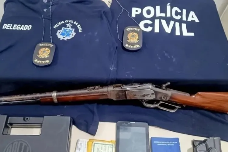 PM apreende arma de fogo e coletes falsos da Polícia Civil em Vitória da Conquista