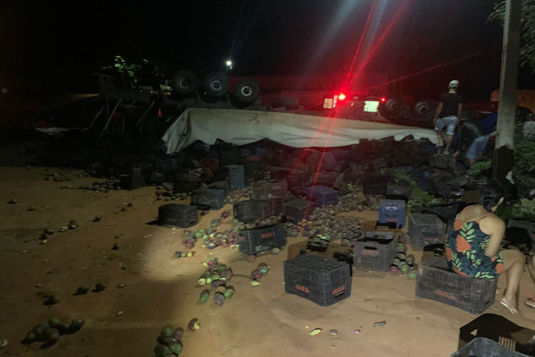 Caminhoneiro perde controle da direção e capota na BR-030 entre Brumado e Caetité