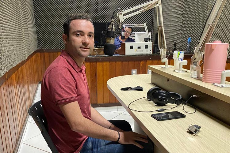 Brumado: 'Eduardo não pensa na Educação. Ele pensa apenas nos empreiteiros', afirma Fabrício Abrantes