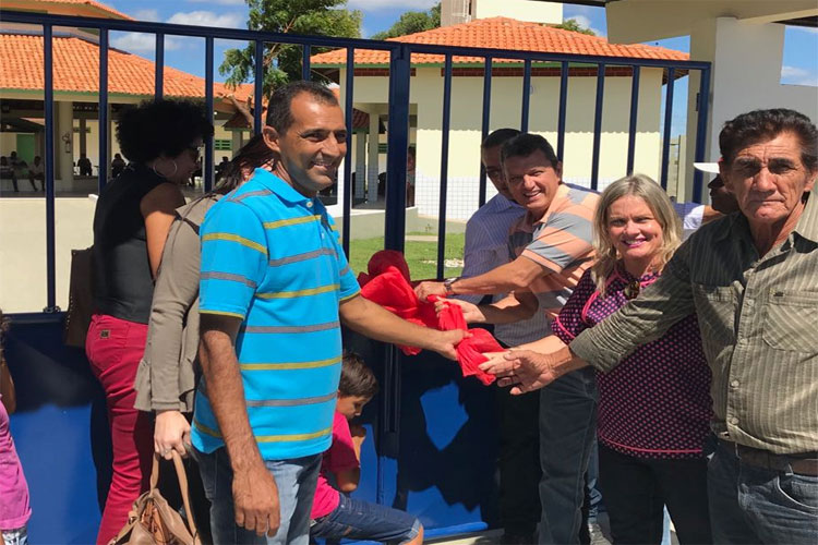 Ivana Bastos entrega Colégio da Parateca no município de Malhada