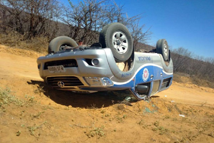 Viatura da Polícia Militar capota ao desviar de animal na zona rural de Livramento de Nossa Senhora