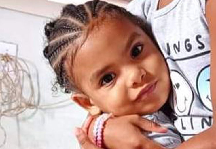 Criança de 2 anos é morta a tiros no sul da Bahia e mãe diz a PM que marido era alvo de disparos