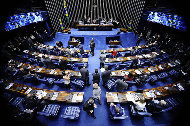 23 senadores ficarão sem foro se não se reelegerem em 2018