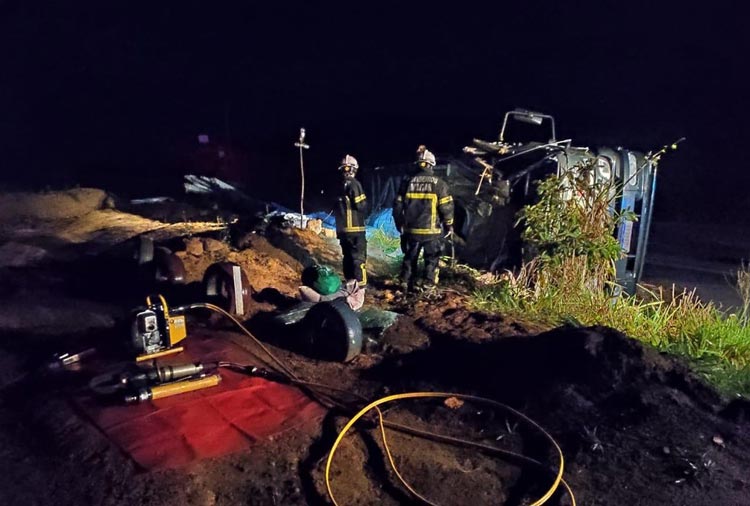 Teixeira de Freitas: Mulher morre após caminhão onde estava tombar na BR-101