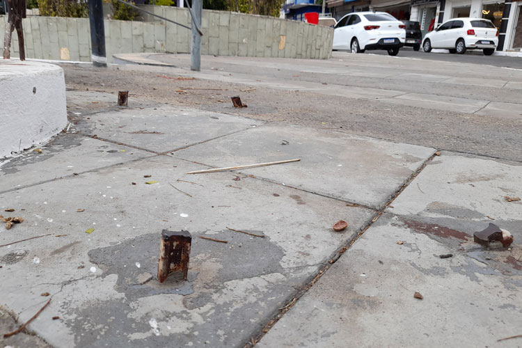 Brumado: Toco de bancos estão gerando acidentes com transeuntes na Praça Armindo Azevedo