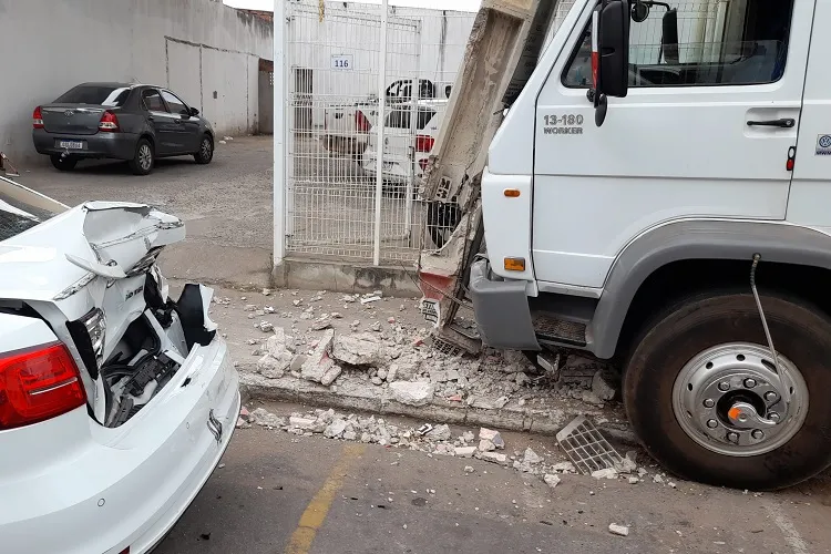 Brumado: Caminhão baú descontrolado colide contra carro, placas de sinalização e poste