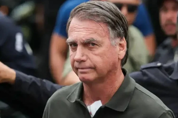 Jair Bolsonaro passou mal novamente e teve queda na cela da PF, diz médico
