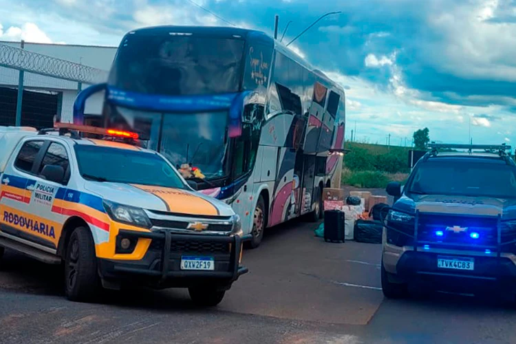 MGC-462: Drogas avaliadas em R$ 80 mil são aprendidas dentro de ônibus de Brumado