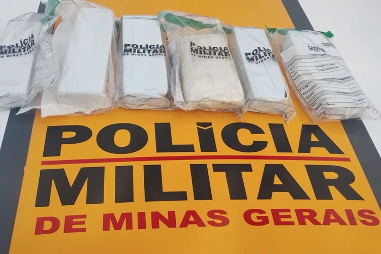 MGC-462: Drogas avaliadas em R$ 80 mil são aprendidas dentro de ônibus de Brumado