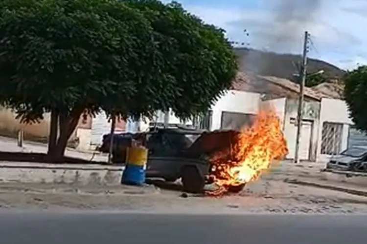 Vídeo: Veículo movido a gás de cozinha pega fogo em Tanhaçu
