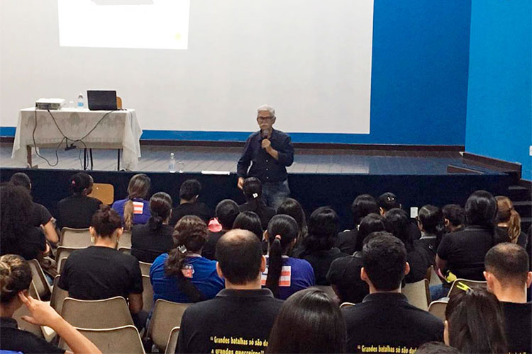 Prefeito de Brumado realiza palestra para alunos do CEEP
