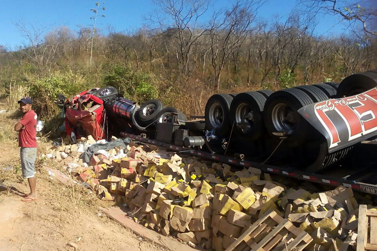 Carreta carregada de bebidas alcoólicas capota na BR-430 em Igaporã