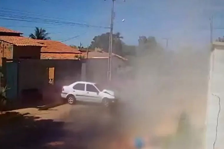 Embriagado, motorista é arremessado de carro em acidente em Livramento de Nossa Senhora