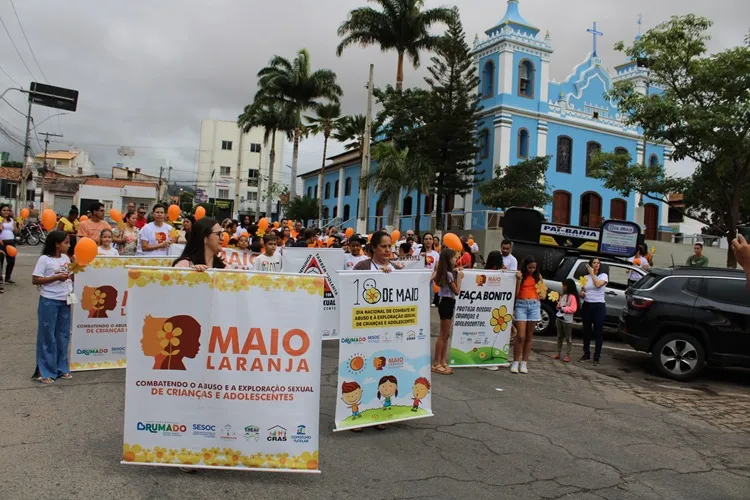 Brumado: Caminhada pelo centro comercial marca campanha do Maio Laranja