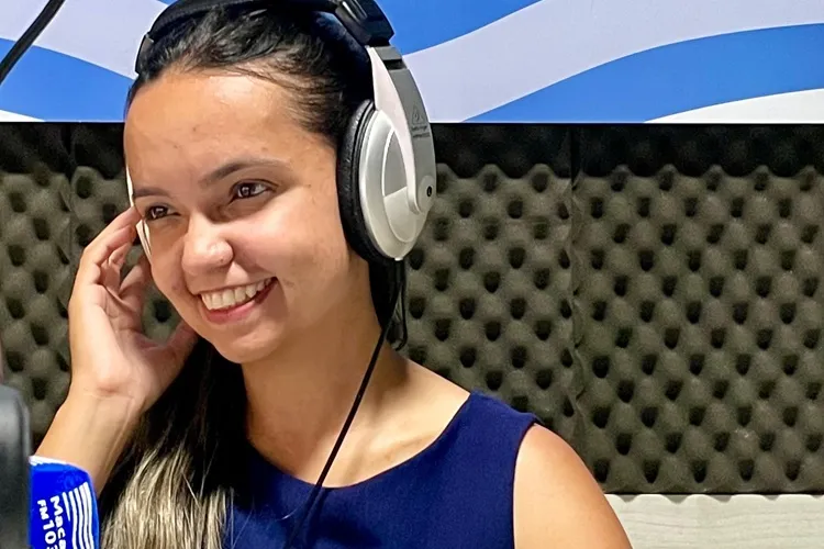 Voz feminina na Macaúbas FM, Tati Domingues é destaque na Bacia do Paramirim