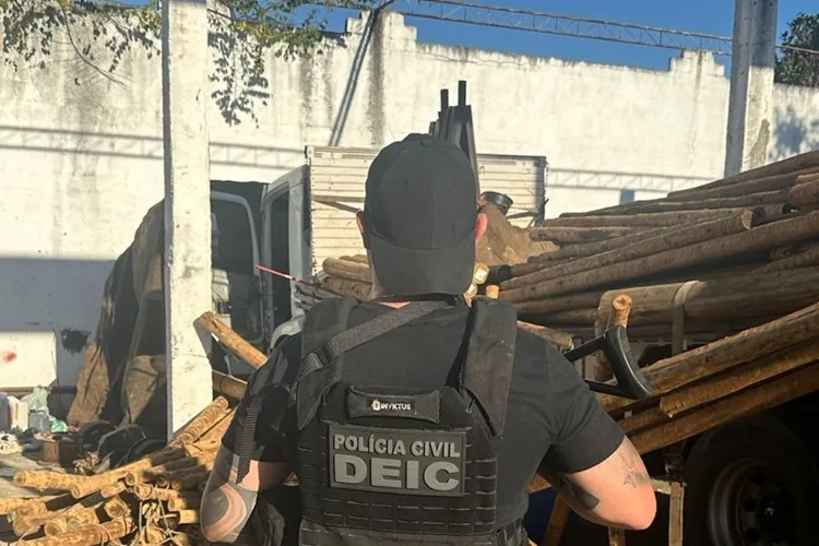 Polícia Civil descobre depósito de veículos e cargas roubadas em Poções