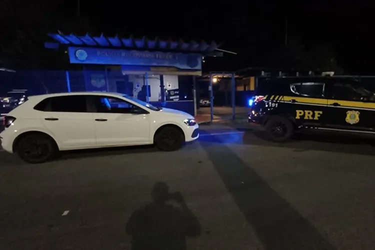 PRF recupera carro furtado na BR-116 em Jequié