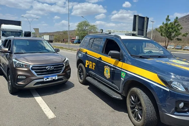 PRF recupera veículo roubado na cidade de Jequié