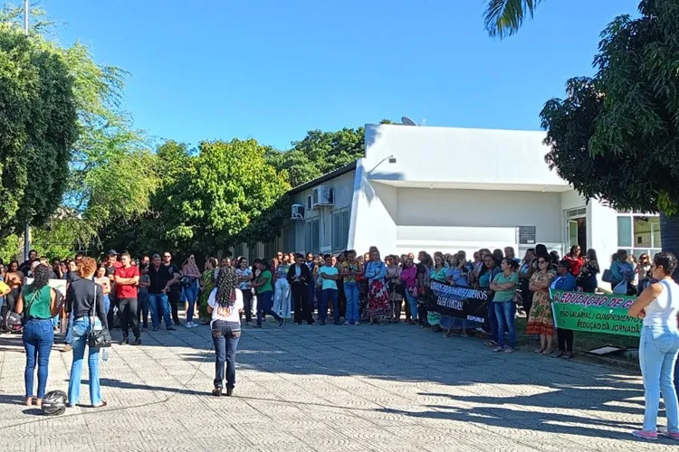Guanambi: Profissionais do magistério cobram direitos em frente à Secretaria de Educação