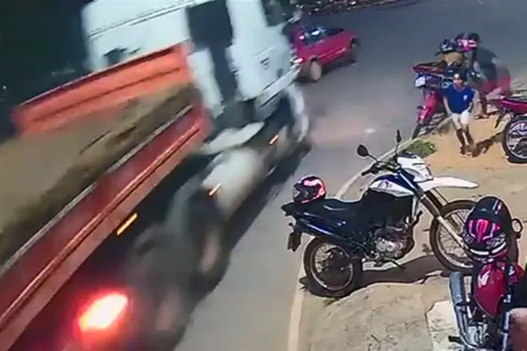 Ituaçu: Homem e criança se salvam e carreta desgovernada atinge carro na BA-142