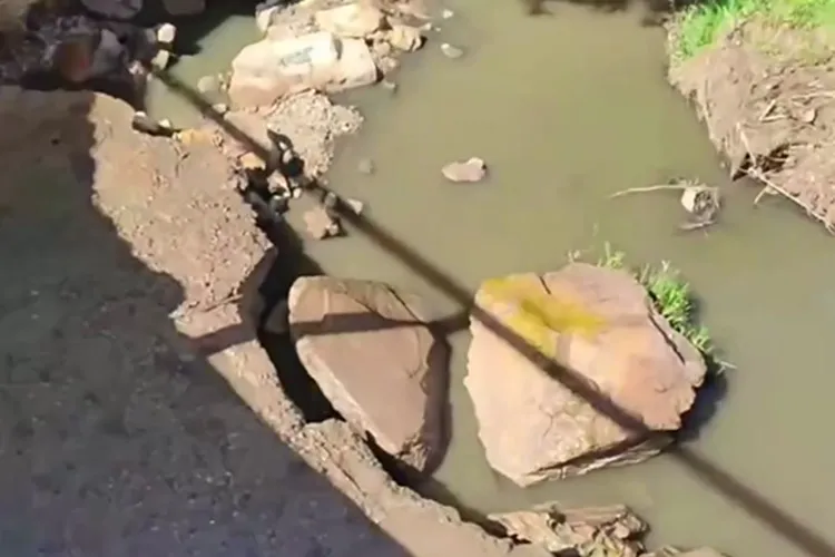 Esgoto a céu aberto desce pelas ruas de Rio de Contas e cai no afluente do Rio Brumado