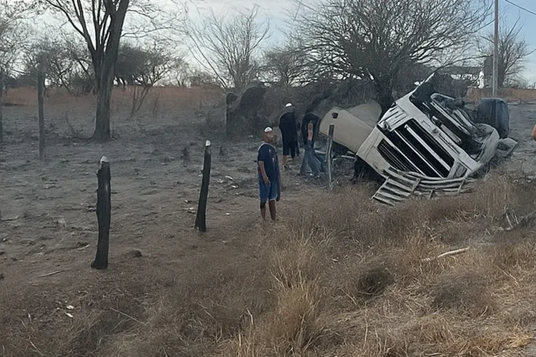 Motorista fica preso às ferragens após tombar carreta entre Macaúbas e Ibipitanga