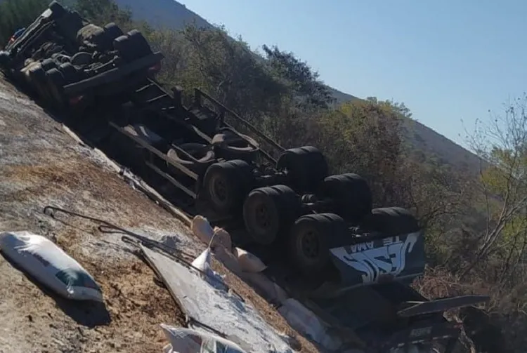 Carreta capota na BR-030 em Caetité e PRF pede interdição urgente de trecho