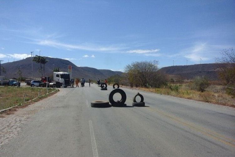 Guanambi: Caminhoneiros bloqueiam BR-030 contra aumento de combustíveis