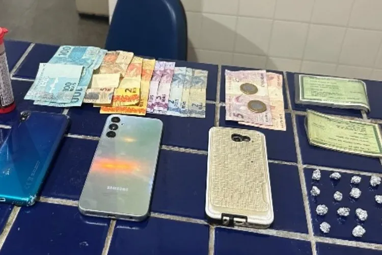 24º BPM apreende drogas, dinheiro e celulares na Praça João Romão em Brumado