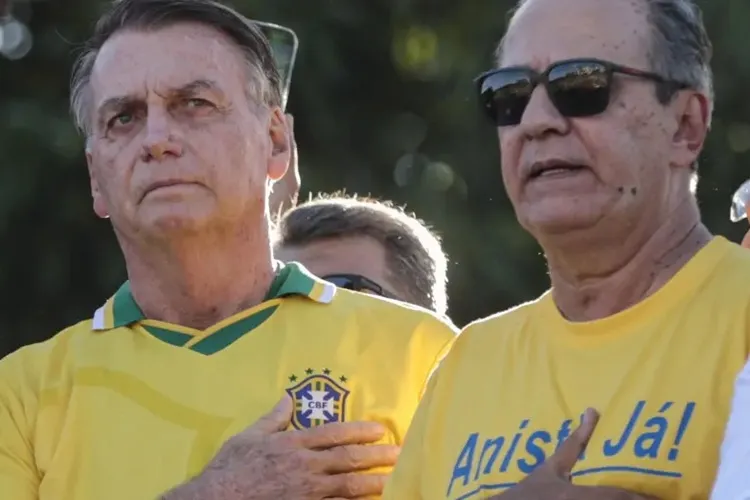 Jair e Eduardo Bolsonaro são indiciados pela Polícia Federal por coação