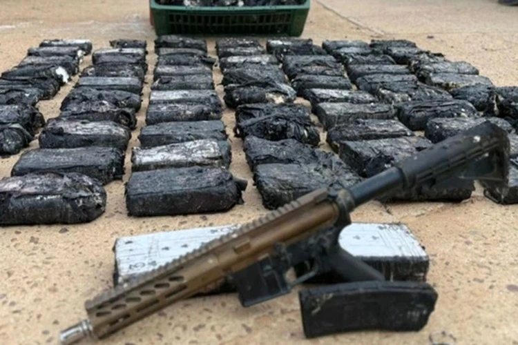 Incêndio revela esconderijo com fuzil e 110 kg de cocaína em Juazeiro