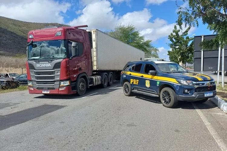 PRF apreende caminhão com sinais de adulteração na BR-116 em Jequié