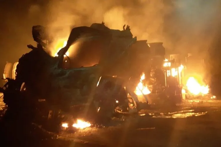 Caminhão que transportava etanol tomba e pega fogo na BR-116 em Cândido Sales