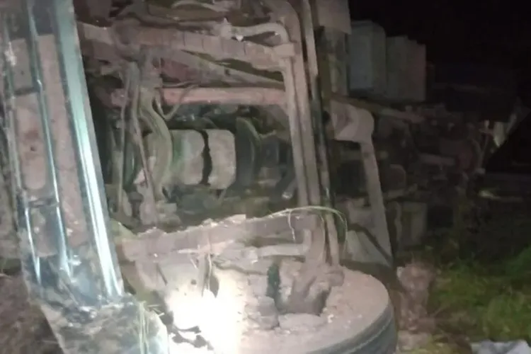 Guanambi: Motorista fica ferido após carreta tombar na BR-030