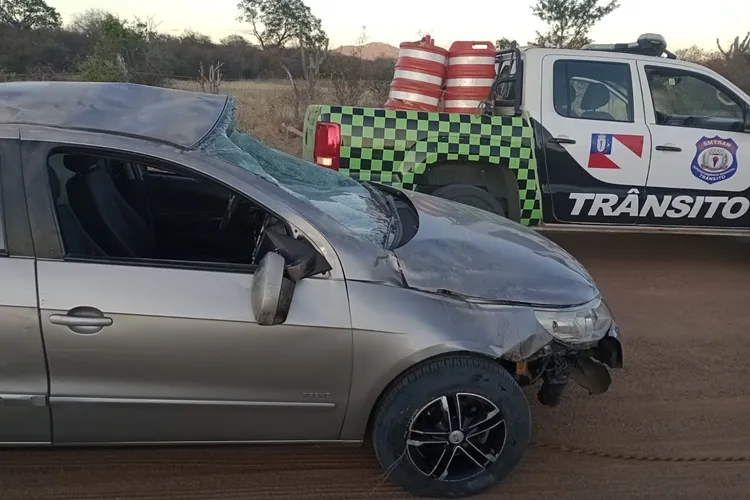 Casal e filha de 4 anos ficam feridos em capotamento na BR-030 em Guanambi