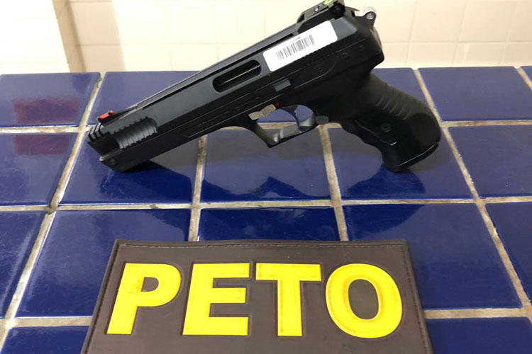 PM prende homem armado no circuito do São Pedro no Bairro Olhos D?água em Brumado