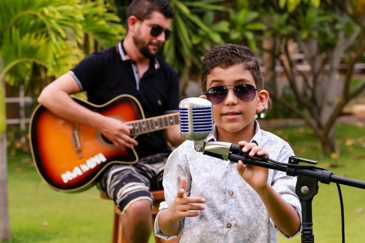 Brumado: Cantor de apenas 7 anos lança clipe da música 'Pode me chamar de bebê'