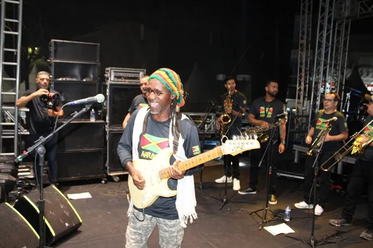 Reggae de Arlindo Polvinthay abre os festejos do aniversário de Brumado
