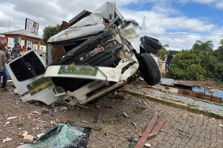 Caminhão desgovernado causa pânico em Malhada de Pedras