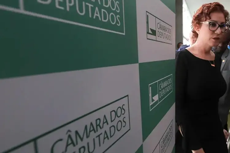 STF abre inquérito para investigar Carla Zambelli por coação e obstrução