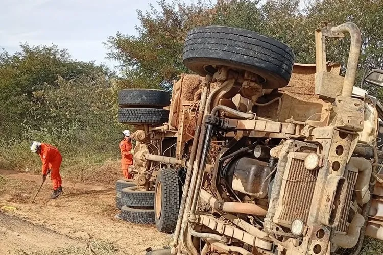 Bombeiros controlam vazamento de combustível na BA-160 em Bom Jesus da Lapa